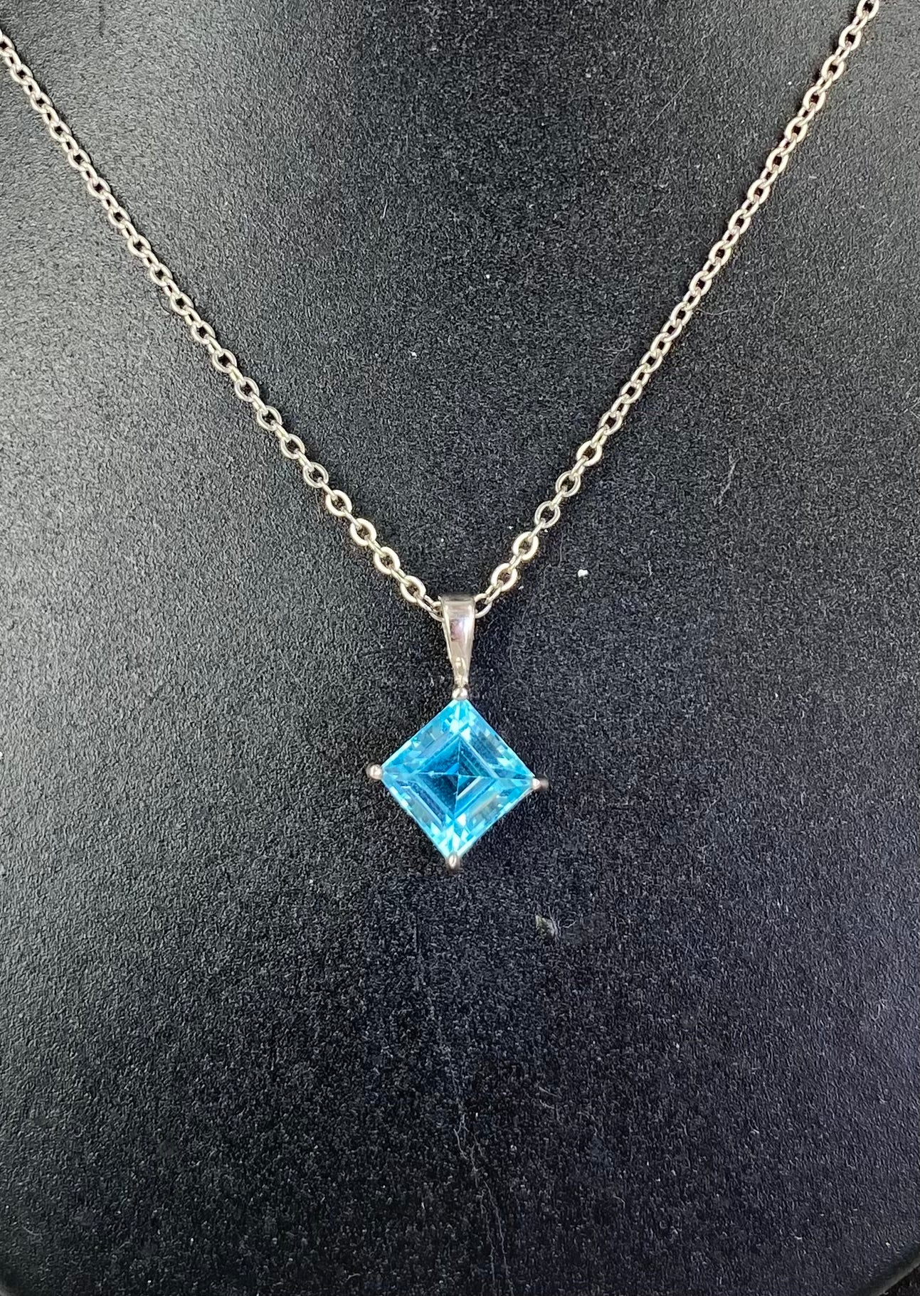 Blue Topaz Pendant 1 Stone