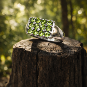 Elevate your style with this radiant peridot ring, featuring a grid of luminous green gemstones set in sleek platinum-plated silver. A bold fusion of elegance and energy, perfect for gemstone lovers and statement seekers.