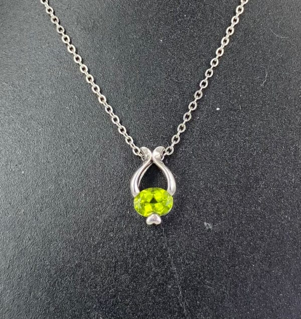 Peridot Pendant 1 Stone