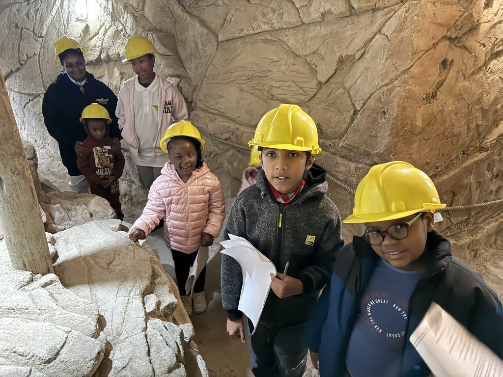 For tour operators, teachers, and curious travelers, our replica mine offers a holistic and engaging experience that goes far beyond a simple tour. It provides a fascinating, hands-on look at the entire gemstone journey, from its raw state in the earth to its transformation into a polished masterpiece. This educational and interactive journey is a hit with all ages, offering a deeper appreciation for the craftsmanship and natural history behind each stone.